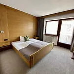 מלון Zirbenhof 2*